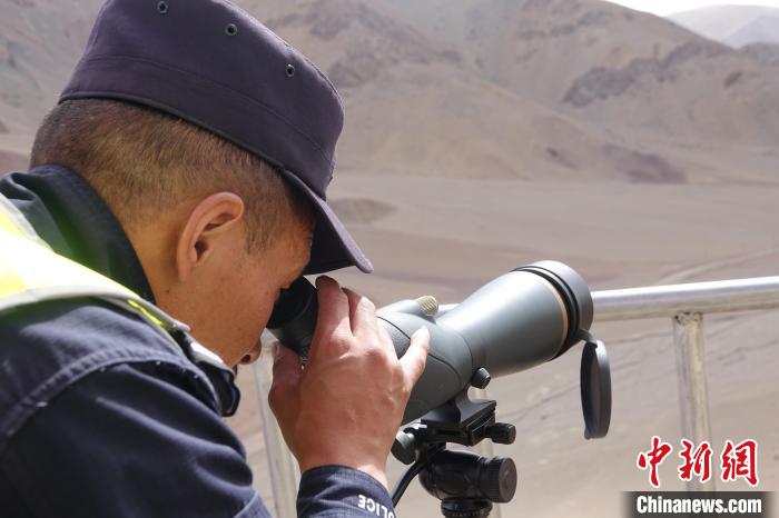 索朗曲扎用望遠鏡查看邊境情況。 冉文娟 攝