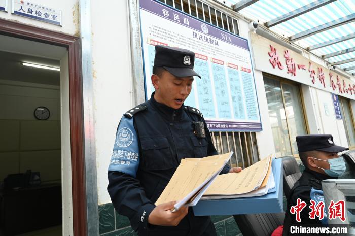 圖為洛桑朗嘎向記者展示卷宗。 趙朗 攝