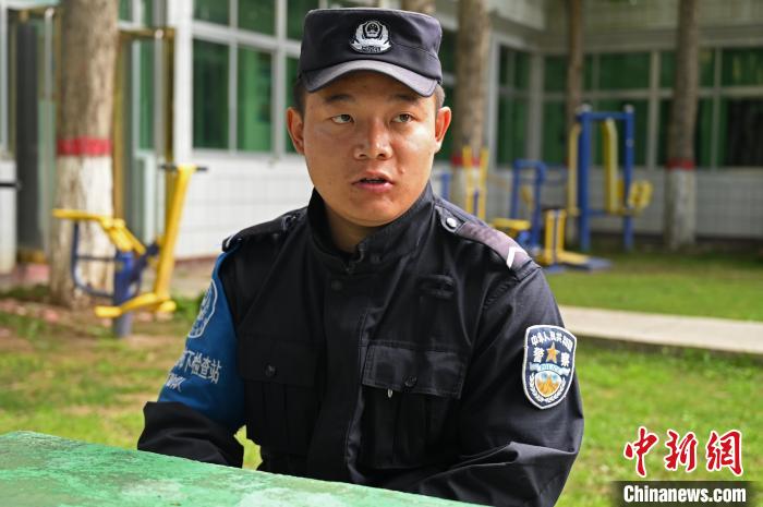 圖為邊煒接受記者采訪。 趙朗 攝