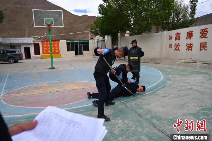 圖為移民管理警察進行警務技能考核。 趙朗 攝