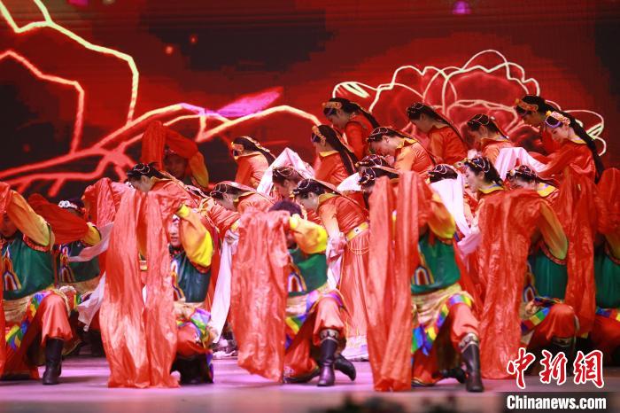 圖為農(nóng)行西藏分行演出現(xiàn)場(chǎng)。 農(nóng)行西藏分行 供圖