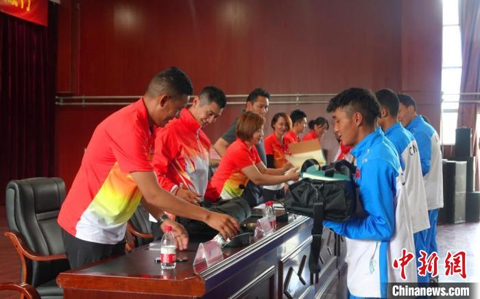 圖為世界冠軍們為西藏自治區體校的學生們送上暖心物資。 冉文娟 攝