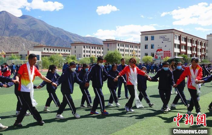 圖為世界冠軍與拉薩阿里地區高級中學學生一起跳鍋莊。 冉文娟 攝