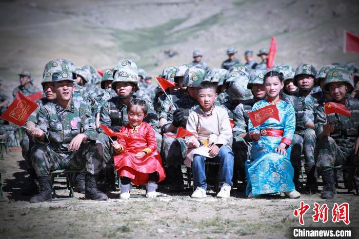 圖為駐地小朋友參加此次活動。 普布扎西 攝