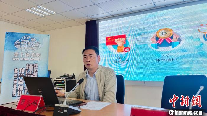 西藏自治區(qū)體育科學(xué)研究所助理研究員、國(guó)家級(jí)純潔體育教育講師賈漢超講座。 貢桑拉姆 攝