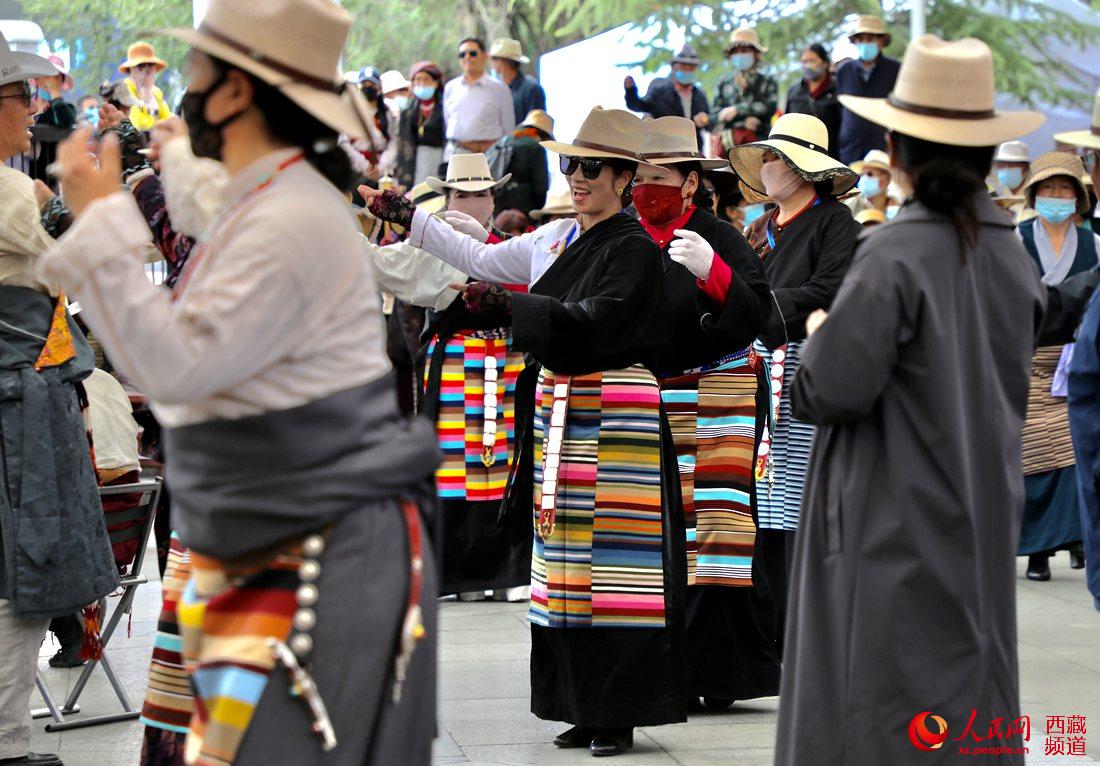 拉薩市民在宗角祿康公園跳鍋莊舞。人民網 次仁羅布攝