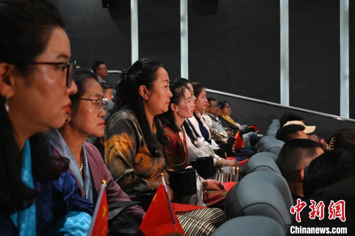 圖為觀眾觀看影片。　趙朗 攝