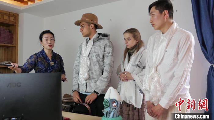 圖為圖為主播白瑪旺姆為留學生介紹直播流程。　謝牧 攝