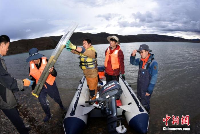 圖為科考隊(duì)員順利完成浪錯(cuò)采樣滿載而歸。 <a target='_blank' ><p align=