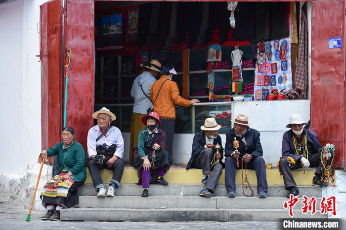 7月24日，轉(zhuǎn)經(jīng)老人在拉薩八廓街上休息。 <a target='_blank' ><p  align=