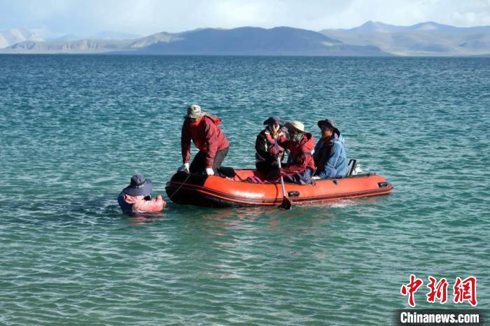 科考隊(duì)員乘充氣快艇考察扎日南木錯歸來?！?lt;a target='_blank' ><p  align=