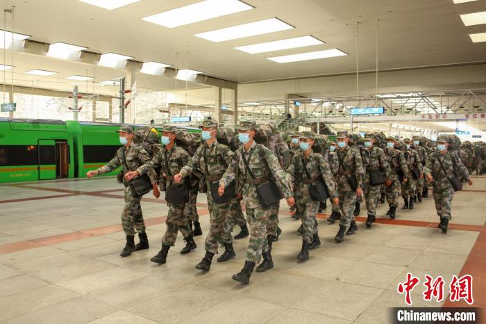 西藏軍區新兵乘復興號赴戰位