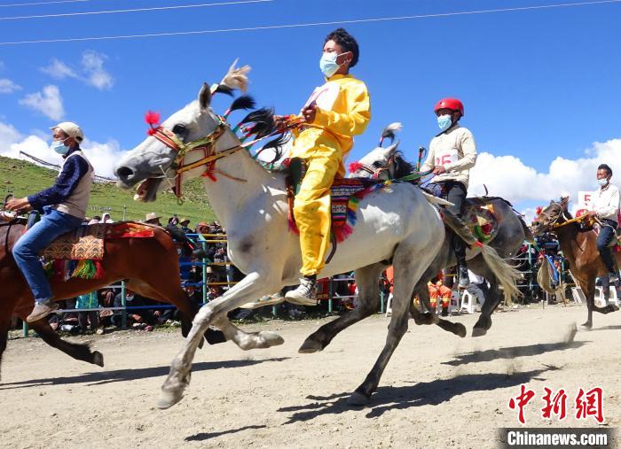 圖為打隆物交會期間舉辦的賽馬活動?！∪轿木?攝