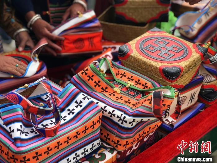 圖為打隆物交會上售賣的民族手工藝品?！∪轿木?攝