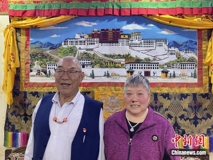 甲央曲培和杜應芳在家中。彭寧鈴 攝