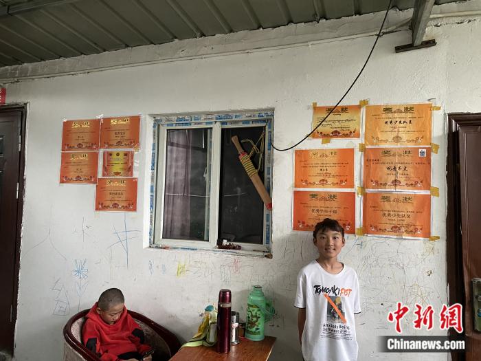 周勁名的大女兒和她獲得的獎狀。彭寧鈴 攝