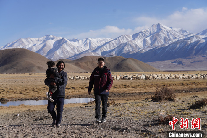 資料圖為4月29日,王克明在西藏自治區(qū)阿里地區(qū)噶爾縣義診。 <a target='_blank' ><p align=
