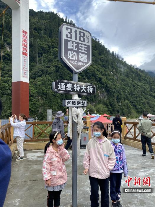 游人在通麥特大橋拍照打卡。彭寧鈴 攝