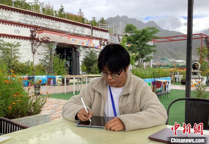 “Z世代”旦真旺加認為,拉薩是一座開放與包容的城市,記憶中的拉薩是彩色的。2021年,旦真旺加從浙江大學漢語言文學專業畢業后,他選擇回到拉薩,成為一名漢語文實習助教。圖為8月4日,旦真旺加在課間陪學生玩耍。 <a target='_blank' ><p align=