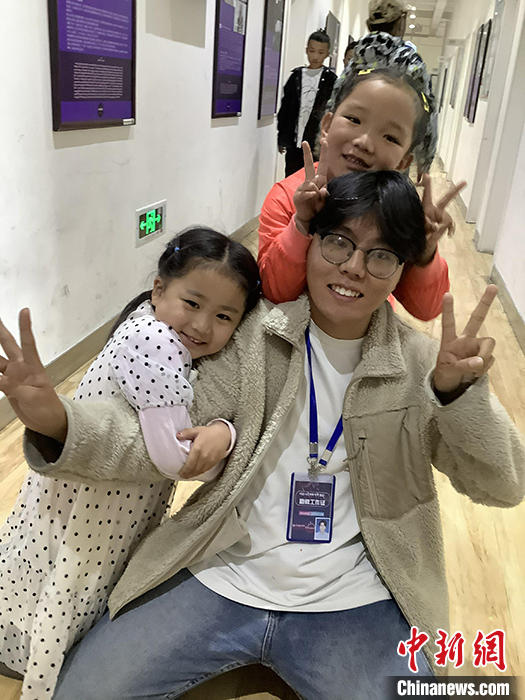 “Z世代”旦真旺加認為,拉薩是一座開放與包容的城市,記憶中的拉薩是彩色的。2021年,旦真旺加從浙江大學漢語言文學專業畢業后,他選擇回到拉薩,成為一名漢語文實習助教。圖為8月4日,旦真旺加在課間陪學生玩耍。 <a target='_blank' ><p align=