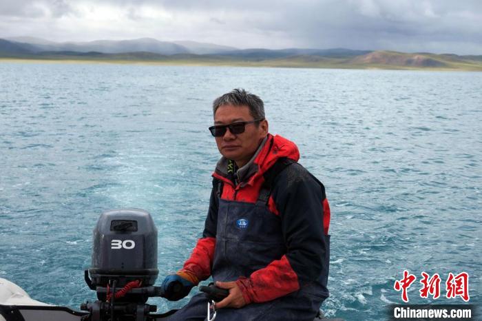 本次科考領(lǐng)隊(duì)、中科院青藏高原所侯居峙研究員駕駛充氣快艇。 <a target='_blank' ><p align=