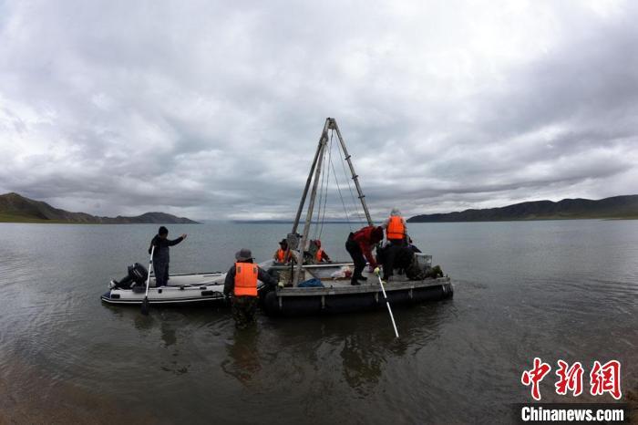 科考隊(duì)員向巴木錯(cuò)湖心進(jìn)發(fā)。 <a target='_blank' ><p align=