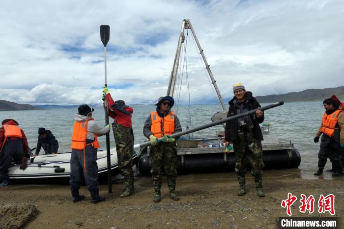 科考隊(duì)員從巴木錯(cuò)采樣歸來。 <a target='_blank' ><p align=