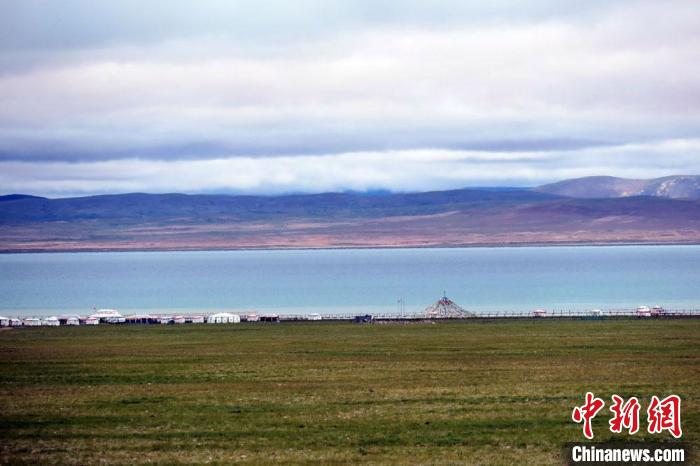 西藏安多縣茲格塘錯岸邊帳篷林立，旅游業(yè)發(fā)展勢頭良好。　<a target='_blank' ></p><p  align=