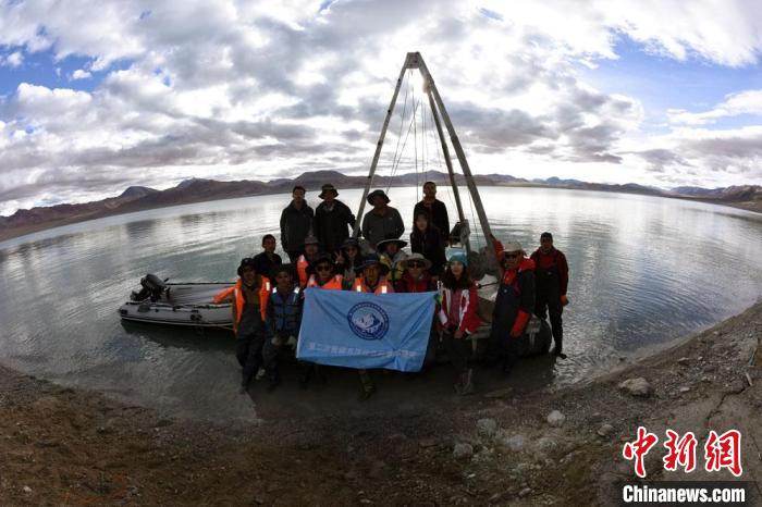 科考隊員在結(jié)則茶卡湖岸邊合影?！?lt;a target='_blank' ></p><p  align=