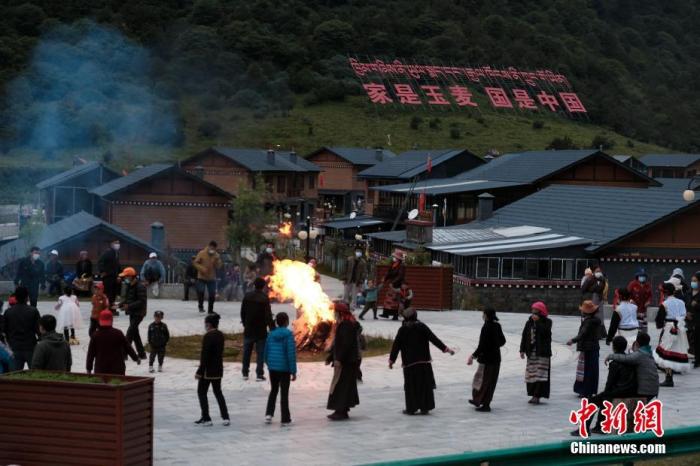 圖為8月5日,玉麥鄉民眾在鄉里跳鍋莊舞,從前的“三人鄉”熱鬧起來了。 <a target='_blank' ></p><p align=