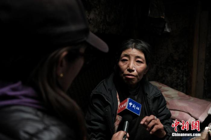 圖為8月6日,卓嘎在牧場小屋內接受<a target='_blank' ></p><p align=