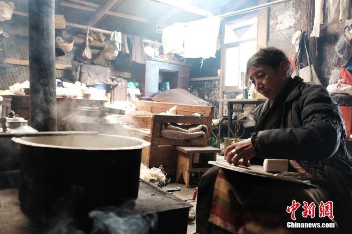 圖為8月6日,60歲的卓嘎在玉麥鄉牧場放牧點制作奶渣。 <a target='_blank' ></p><p align=