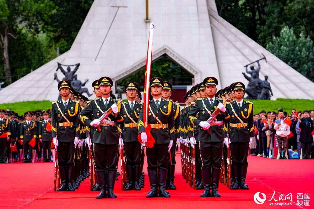 8月19日10時,慶祝西藏和平解放70周年大會在拉薩市布達拉宮廣場隆重舉行。這是大會舉行升旗儀式。徐馭堯 攝