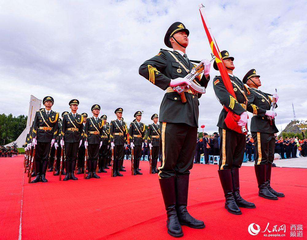 8月19日10時,慶祝西藏和平解放70周年大會在拉薩市布達拉宮廣場隆重舉行。這是大會舉行升旗儀式。徐馭堯 攝