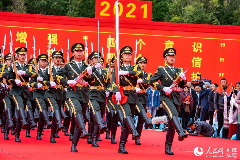 8月19日10時,慶祝西藏和平解放70周年大會在拉薩市布達拉宮廣場隆重舉行。這是大會舉行升旗儀式。徐馭堯 攝