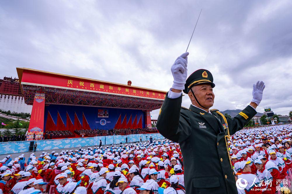 8月19日10時,慶祝西藏和平解放70周年大會在拉薩市布達拉宮廣場隆重舉行。徐馭堯 攝
