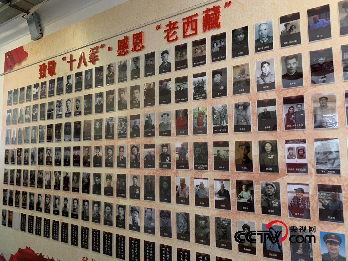 (波密紅樓內的照片墻 央視網記者 王靜遠 攝)