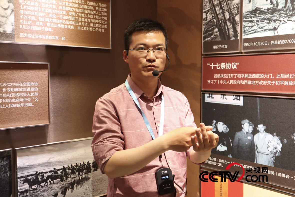 (張慶沖正在講解十八軍進藏歷史 央視網記者 王靜遠 攝)