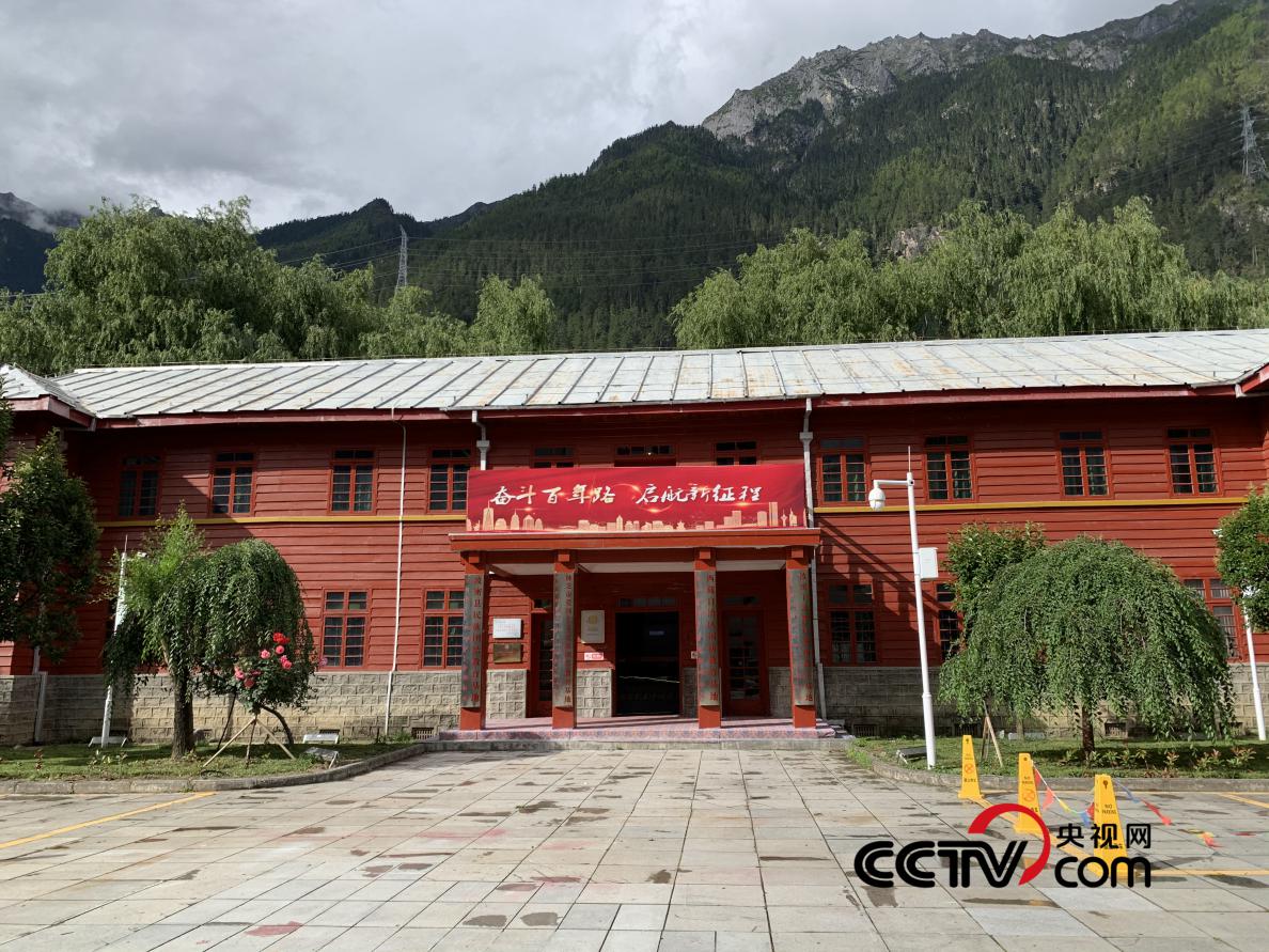 (被高山環繞的波密紅樓 央視網記者 王靜遠 攝)