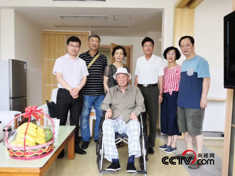 (張慶沖和老戰士代毅新及其后代 受訪者供圖)