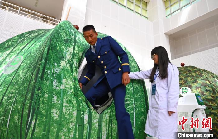 圖為參與完測試,消防員走出高壓氧倉。 趙朗 攝