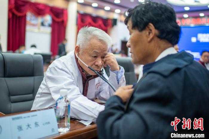 圖為專家團隊在日喀則市開展義診活動?！〉┰雠?攝