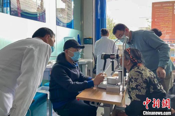 圖為9月10日,專家在日喀則藏康醫院開展義診活動。 梁雅琪 攝