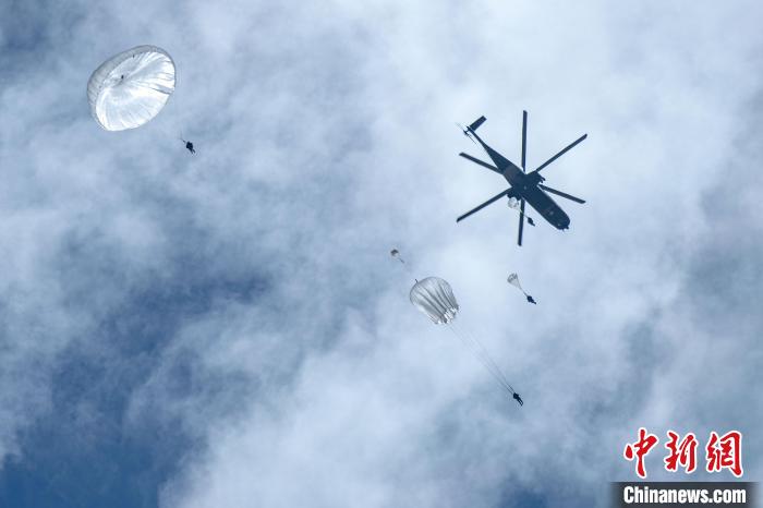 圖為傘降女兵在空中開傘?！⊥跏鰱| 攝