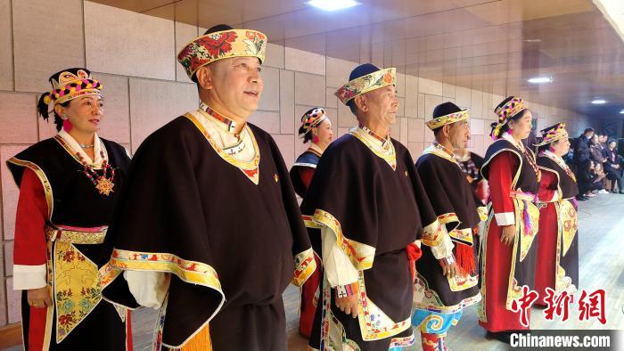 圖為西藏老年舞蹈隊在后臺準備上場。　貢桑拉姆 攝