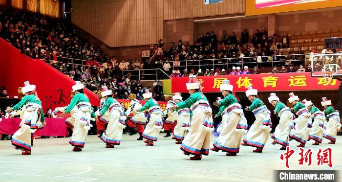 圖為西藏老年舞蹈隊齊跳傳統鍋莊舞?！∝暽＠?攝