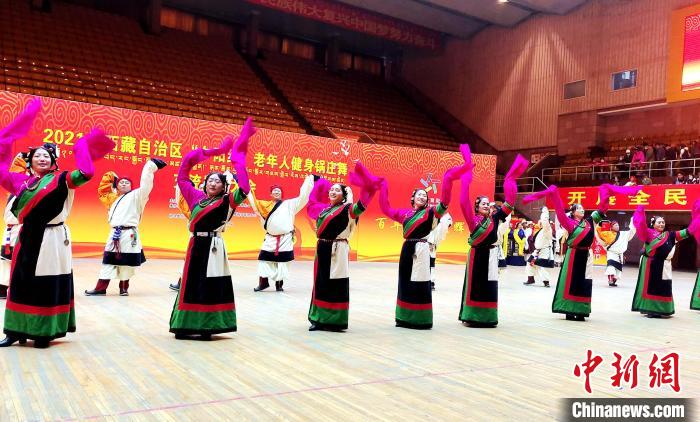 圖為西藏老年舞蹈隊齊跳傳統鍋莊舞?！∝暽＠?攝