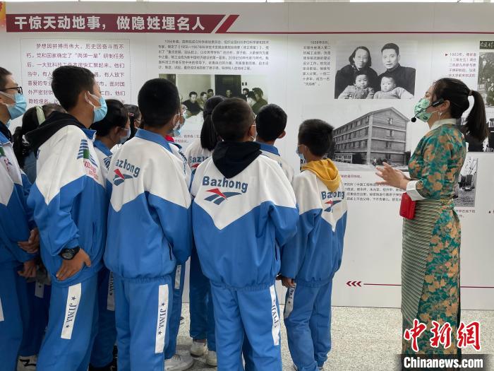 圖為學生正在聽講解員講解。 謝牧 攝