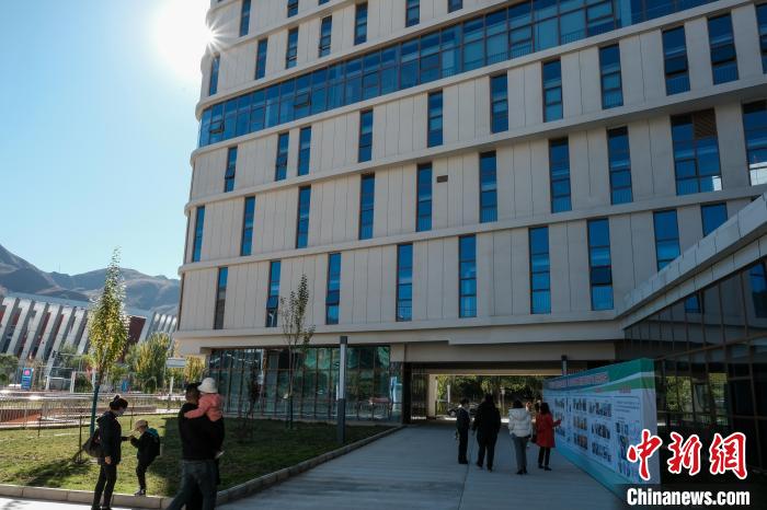 因疫情防控需要,此次義診活動進行了人數限定。圖為西藏民眾帶著孩子到醫院就診。 江飛波 攝