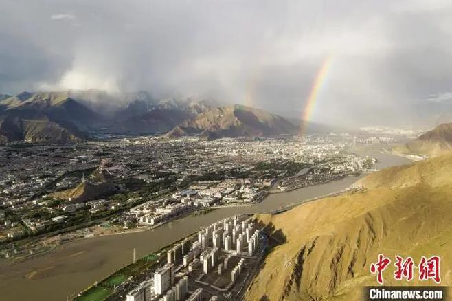 資料圖:海拔3600多米的高原城市拉薩迎來雨后彩虹。江飛波 攝